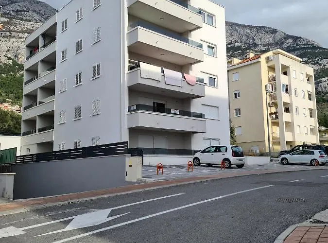 Mariposa 83m2 New With Garage * Makarska